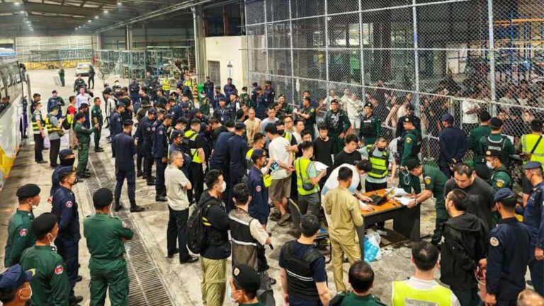 柬埔寨再遣返319名涉网络诈骗中国公民